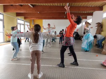 Création partage de la danse à l'école avec les résidents du foyer. Une rencontre très forte et fluide à la fois, les résidents investis ont emmener les enfants dans leur monde imaginaire. Etre dans le mouvement tous ensemble, c'est ce qui a permi de faire prendre corps au tribus, ce qui nous a relié.