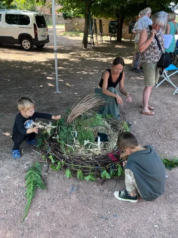 Ameugny confection du nid avec les enfants du village qui viennent déposer dans le nid ce qu'ils ont trouvé de beau, une chasse au trésor et un beau partage . Tournée Bus Marguerite dans la communauté de commdu Clunisoisune 