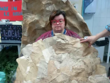 Construction de la carapace de Cyndi en papier mâché par Véronique Bon Educatrice spécialisée Plasticienne