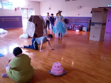 Cinq personnages et leur tribu inventés par les cinq danseurs du foyer des Eglantines du Breuil 71