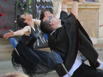 Festival de danse de Cluny Une première création avec cinq danseurs du foyer des Eglantines du Breuil, un travail autour de la situation de la salle d'attente, des jeux de mimétismes et de la présence de l'imaginaire dans l'attente. Un travail en corrélation avec l' Art plastique menée par Véronique Bon, éducatrice spécialisée en art graphique.