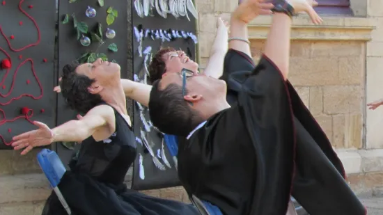 Festival de danse de Cluny Une première création avec cinq danseurs du foyer des Eglantines du Breuil, un travail autour de la situation de la salle d'attente, des jeux de mimétismes et de la présence de l'imaginaire dans l'attente. Un travail en corrélation avec l' Art plastique menée par Véronique Bon, éducatrice spécialisée en art graphique.